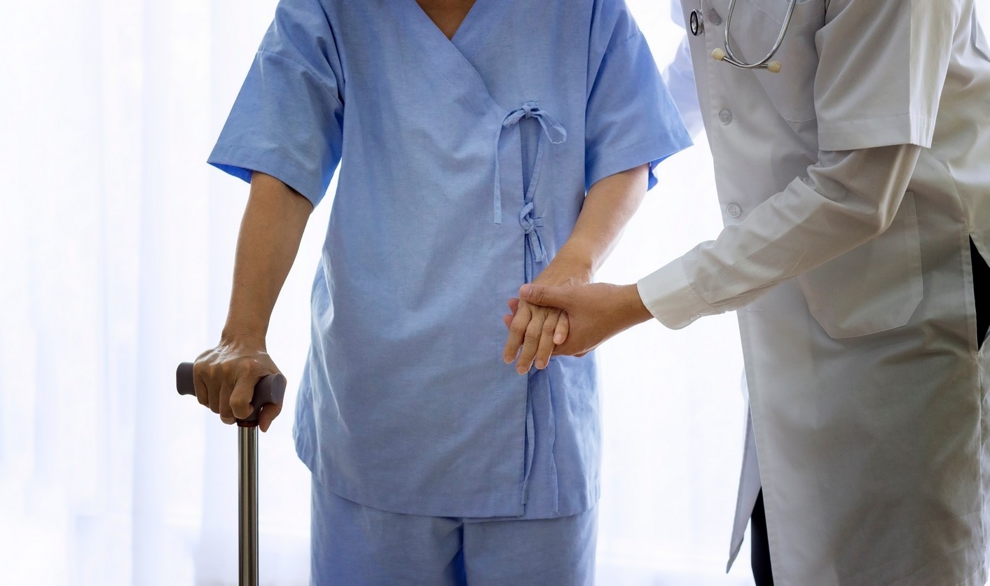 老人看護如何幫助有五十肩問題的老年人正常生活？